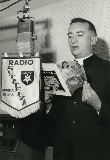  El padre Salcedo, fundador de Radio Sutatenza, lee para sus oyentes la cartilla Salud (con portada diseñada por Sergio Trujillo), 1972.