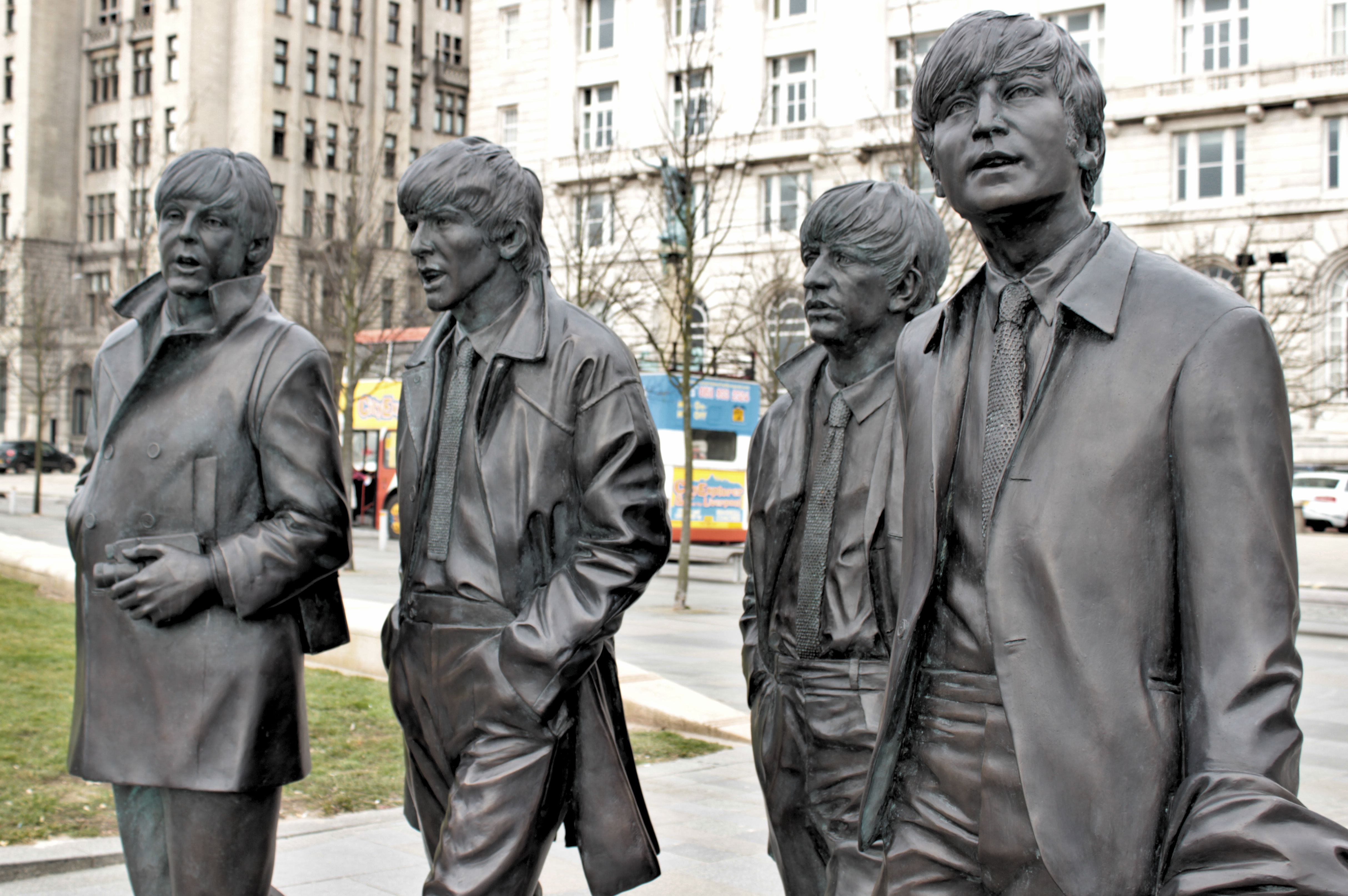 Escultura de los Beatles en Pier Head, Liverpool, en conmemoración a los 50 años de la banda. 