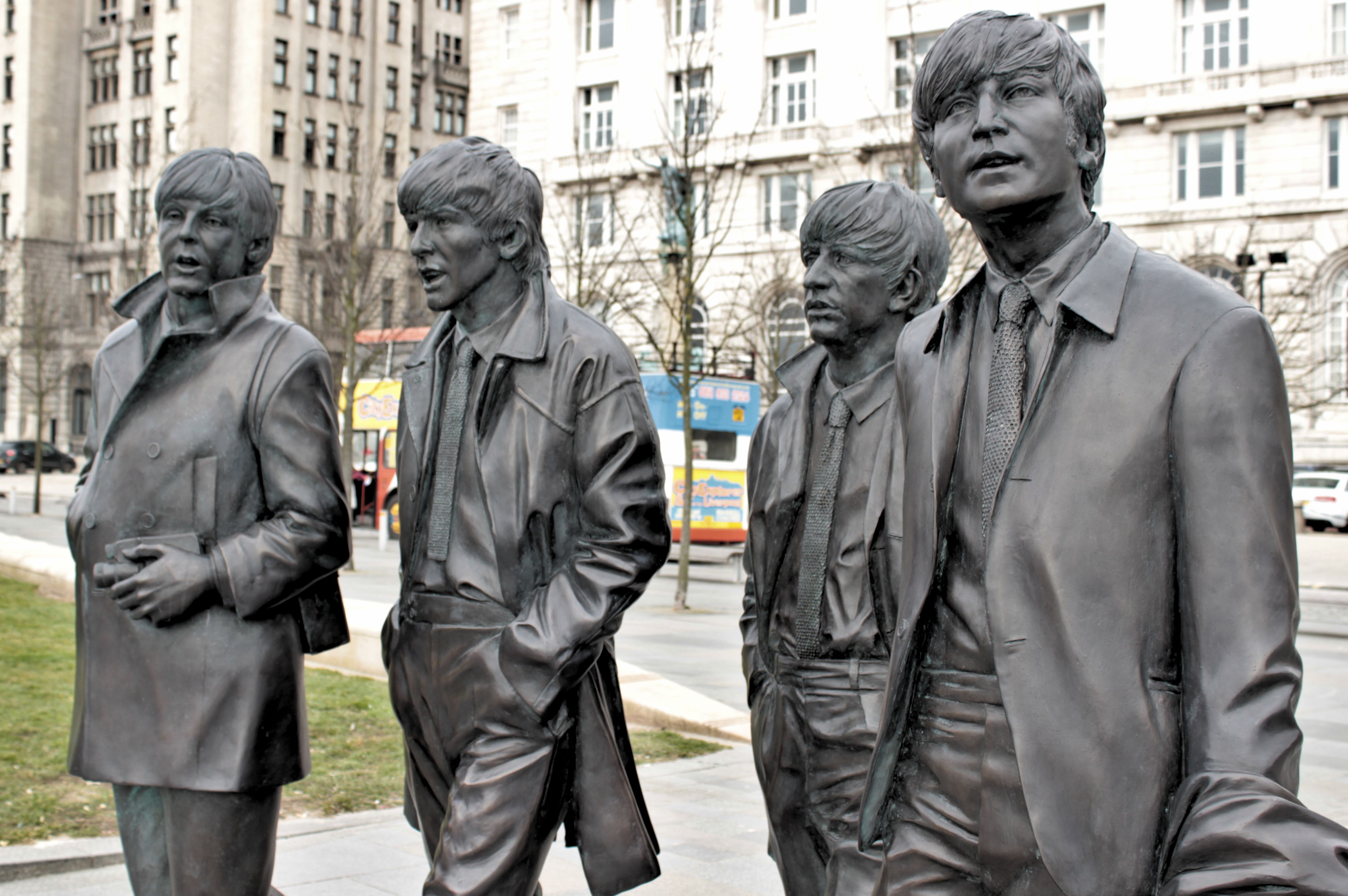Escultura de los Beatles en Pier Head, Liverpool, en conmemoración a los 50 años de la banda.