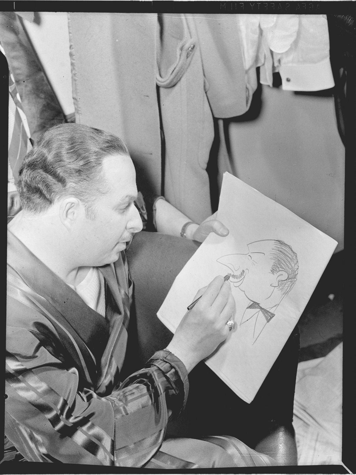 El multifacético Cugat dibuja una caricatura de sí mismo en Nueva York. La captura fue hecha ente 1946 y 1948 por el célebre fotógrafo William P. Gottlieb.