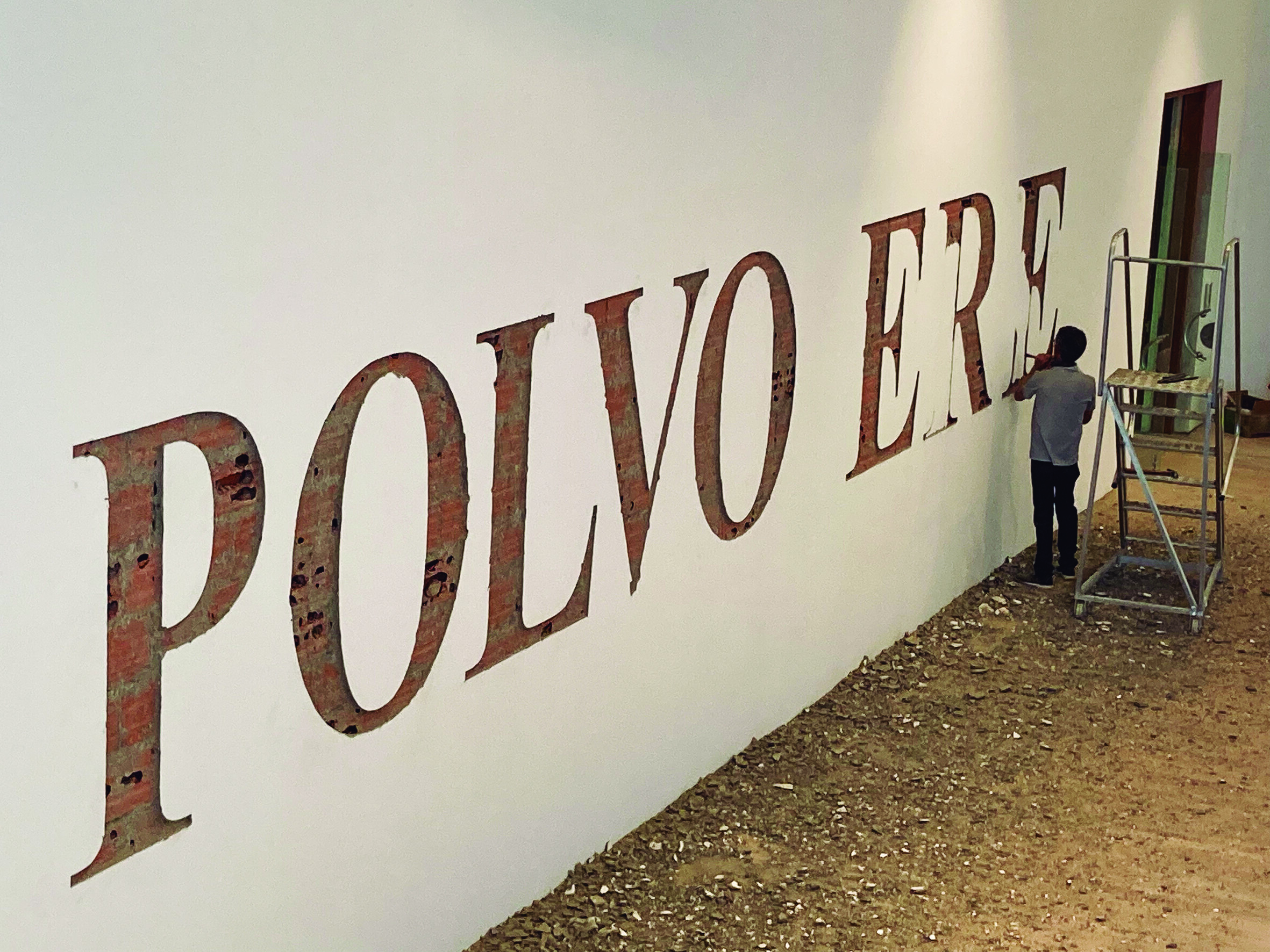 Para la instalación de la obra Polvo eres fue necesaria la ayuda del tallador Leonardo Franco