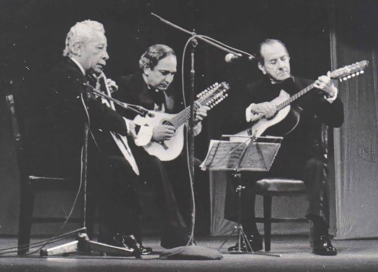 Presentación del Trío Morales Pino. De izquierda a derecha: Álvaro Romero Sánchez (guitarra), Diego Estrada Montoya (bandola) y Peregrino Galindo (tiple). © revista federación española de guitarra e intrumentos de plectro