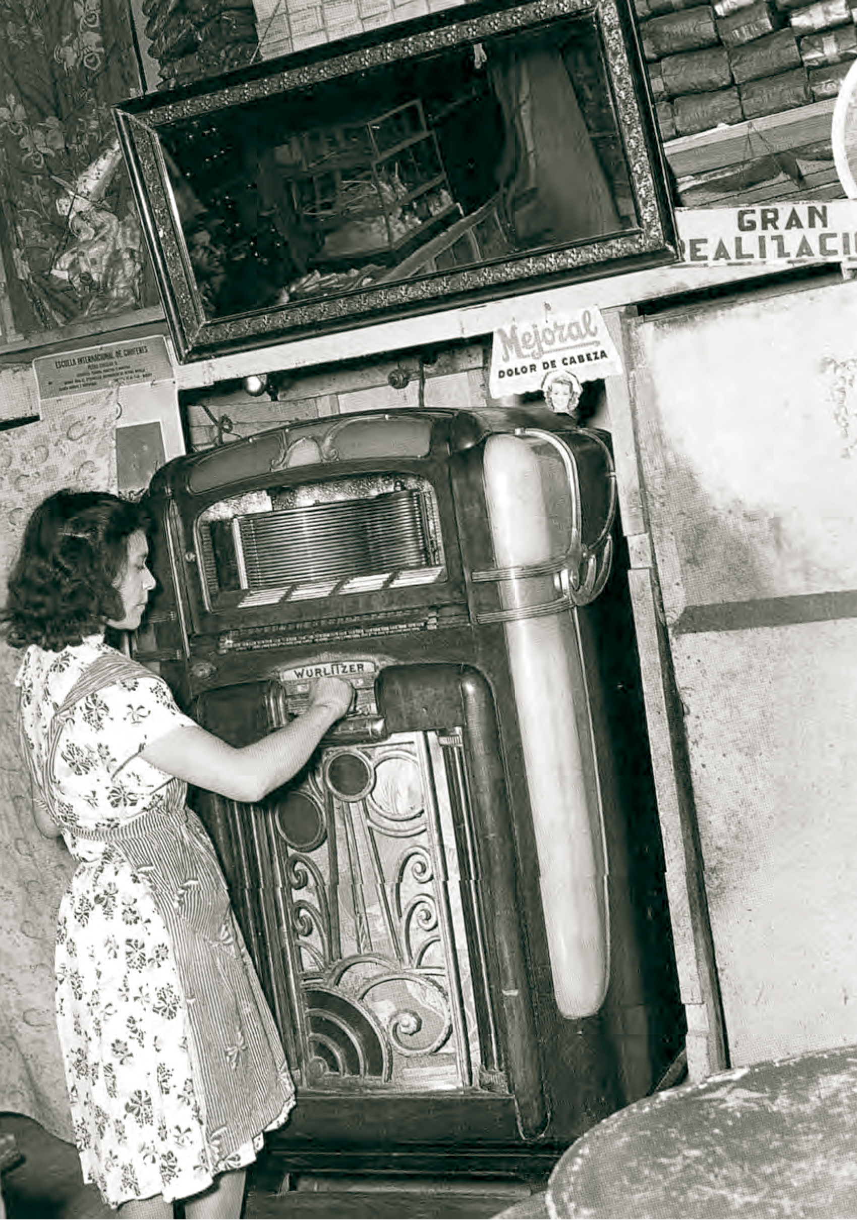 Interior de un café bogotano. Fotografía de Sady González (diciembre de 1948). © archivo de bogotá