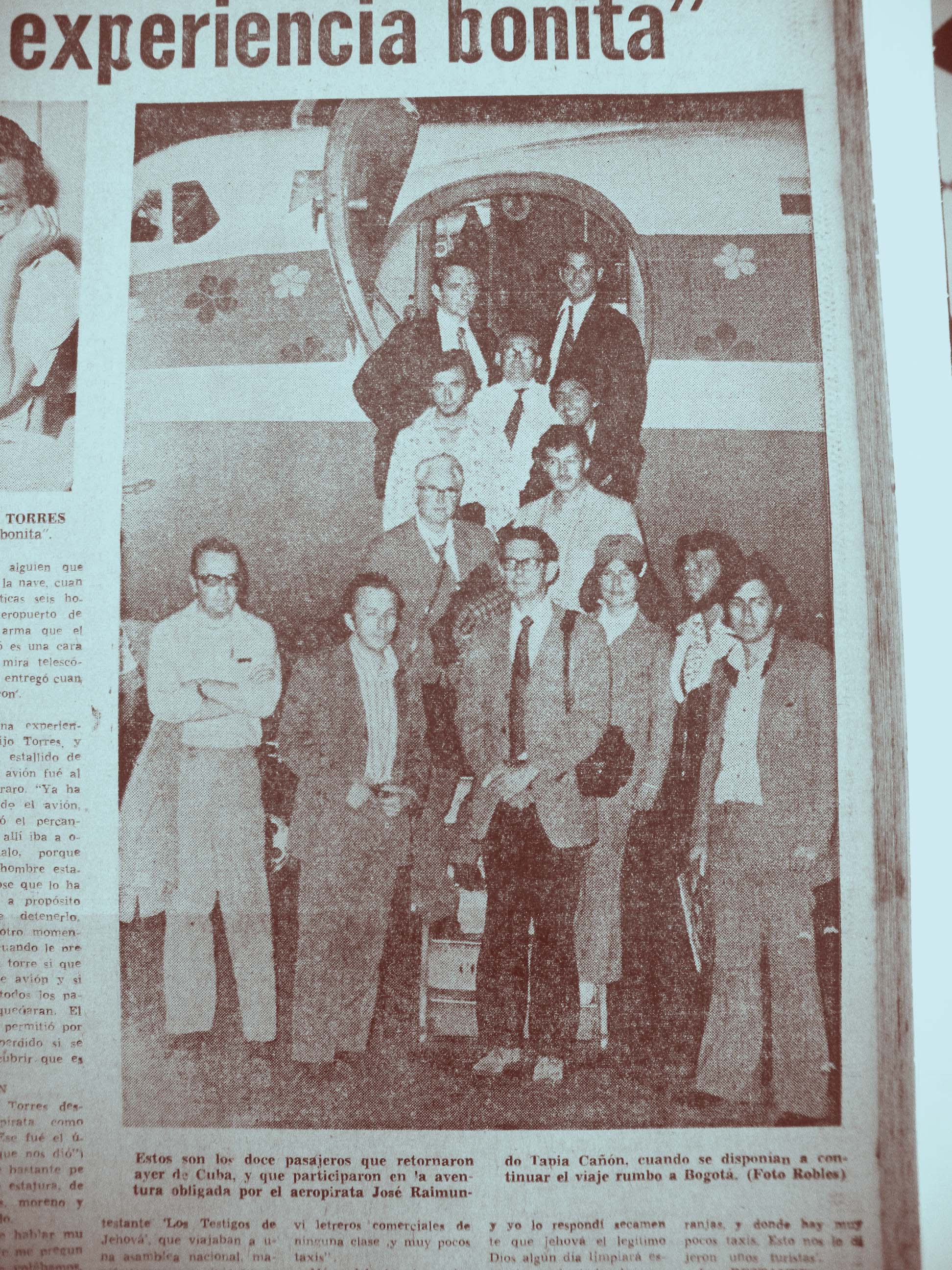 Pasajeros  posan para la prensa frente a un avión secuestrado.