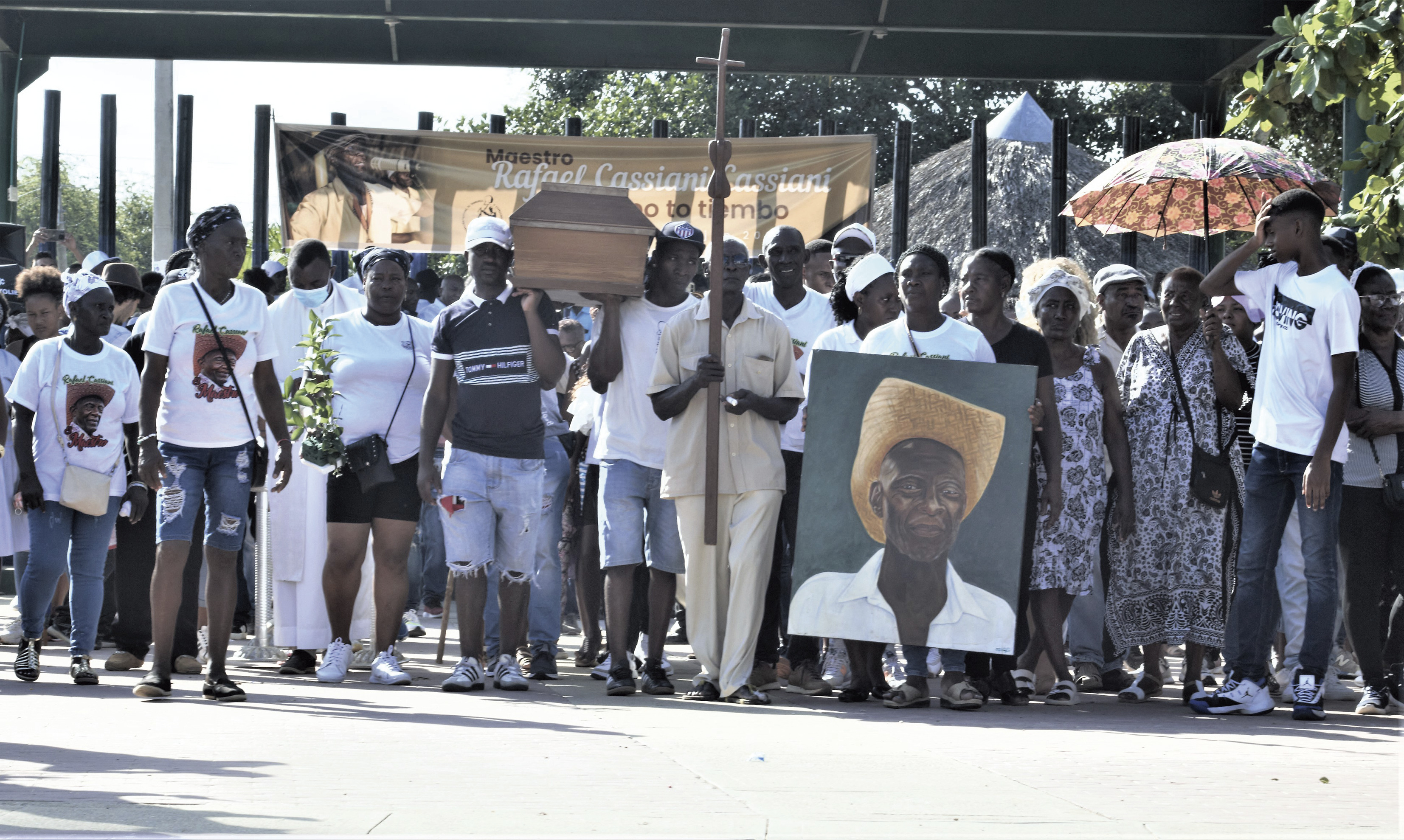 El cortejo camino a la iglesia de San Basilio de Palenque para el funeral del maestro Rafael Cassiani.