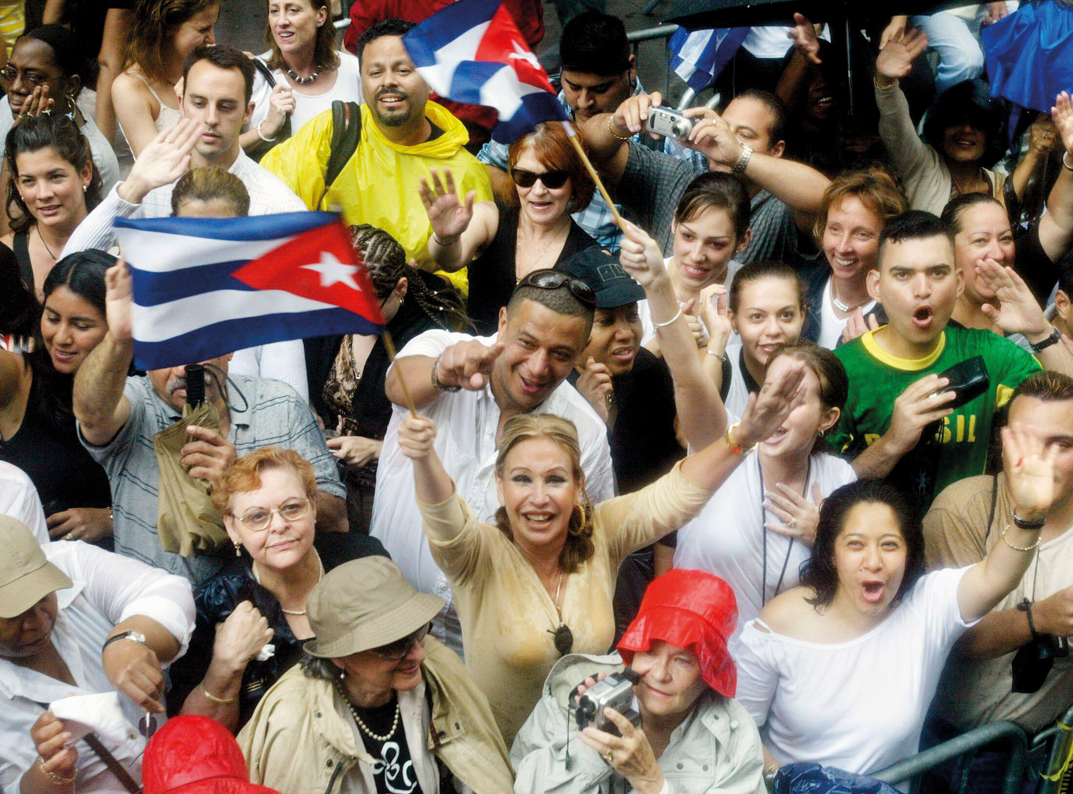 Fans de Celia animan la procesión fúnebre de la estrella de la salsa en Nueva York (22 de julio de 2003).