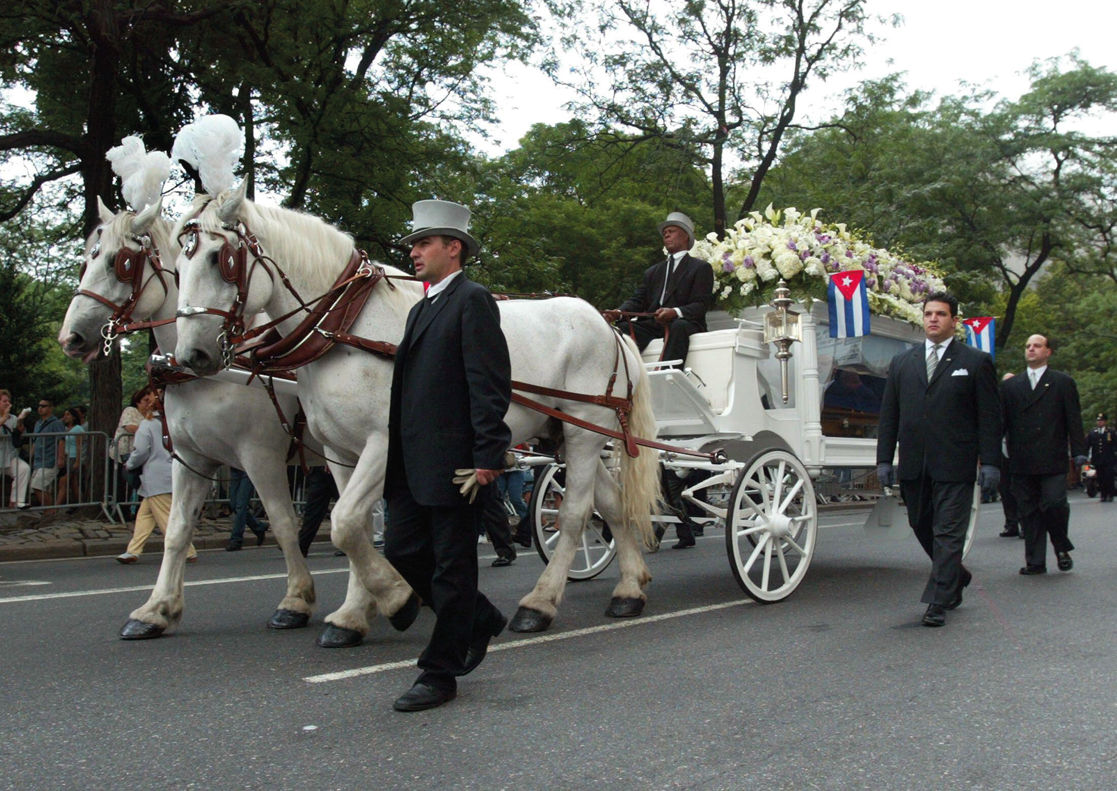 Fans de Celia animan la procesión fúnebre de la estrella de la salsa en Nueva York (22 de julio de 2003).