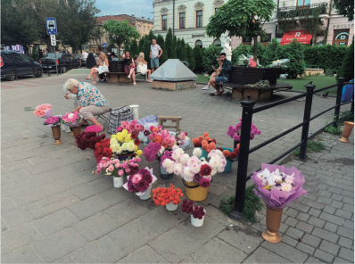 Los puestos de flores son un paisaje frecuente en las calles de Lviv.