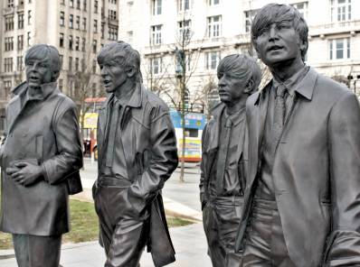 Escultura de los Beatles en Pier Head, Liverpool, en conmemoración a los 50 años de la banda. 