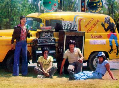 Juan Medina (izquierda) junto a su Sonido Maravilloso (1980).