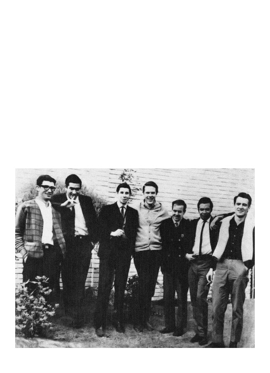 Juan Gustavo Cobo Borda (centro) en el patio de su casa, acompañado, de izquierda a derecha, por Darío Jaramillo Agudelo, David Bonells Rovira, José Luis Díaz-Granados, Henry Luque Muñoz, Álvaro Miranda y Augusto Pinilla (1968).